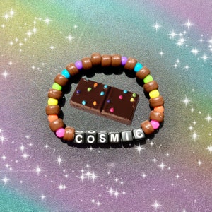Sencillo Kandi Cosmic Brownie / Nostalgia Kidcore / Decora Kei / Scenecore / Escena Y2K / Pulsera Kandi / PLUR / Rave Arcoíris / Emo