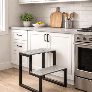 Plan Digital: Taburete metálico resistente, ideal para cocina y estanterías.