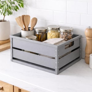 Digital Plan: Stapelbare Box im Industriestil mit langlebigem Blech und Vierkantrohrgriff aus Stahl - minimalistisches Design für die trockene Lagerung