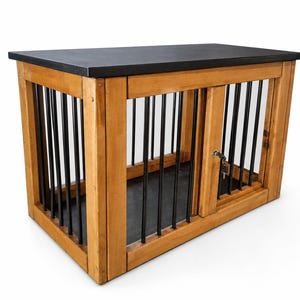 K&ouml;nnte beinhalten: Eine rechteckige Tierbox aus hellbraunem Holz mit einer massiven schwarzen Oberseite und Bodenplatte. Die Konstruktion verf&uuml;gt &uuml;ber vertikale schwarze Metallst&auml;be an allen Seiten sowie eine Vordert&uuml;r mit einem kleinen silbernen Schloss und Schl&uuml;ssel.