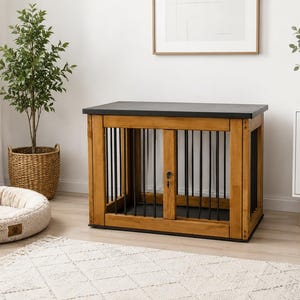 K&ouml;nnte beinhalten: Eine rechteckige Tierbox mit einem Rahmen aus naturfarbenem, hellbraunem Holz und vertikalen schwarzen Metallst&auml;ben. Die Box verf&uuml;gt &uuml;ber eine massive schwarze Oberseite und eine mittige T&uuml;r mit einem kleinen Metallriegel als Verschluss.