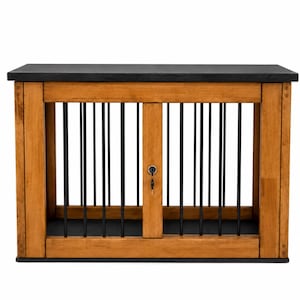 K&ouml;nnte beinhalten: Eine rechteckige Tierbox mit einem naturfarbenen, hellbraunen Holzrahmen und vertikalen schwarzen Metallst&auml;ben. Die Konstruktion verf&uuml;gt &uuml;ber eine schwarze Boden- und Deckplatte sowie eine mittige T&uuml;r mit einem kleinen silbernen Schloss.