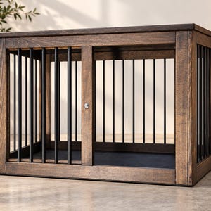 K&ouml;nnte beinhalten: Eine rechteckige Tierbox aus dunkel gebeiztem Holz mit massivem Boden und Deckel. Die Konstruktion verf&uuml;gt &uuml;ber vertikale schwarze Metallst&auml;be an allen Seiten sowie eine mittige Schiebet&uuml;r an der Vorderseite mit einem kleinen runden silbernen Schloss.