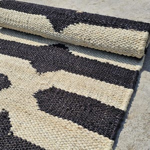 Handgewebter Teppichläufer aus Jute: Handgewebter Teppich aus Hanf