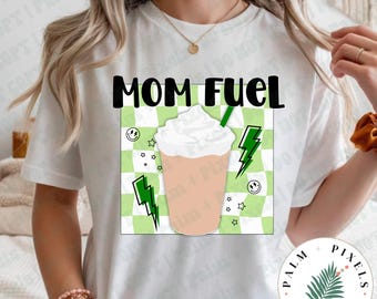 Camiseta de café helado Mom Fuel / Camiseta de colores cómodos / Rayos de cuadros coloridos