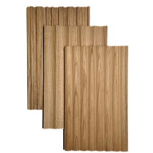 Könnte beinhalten: Drei Holzpaneele mit vertikalen Rillen, in einer gestaffelten Anordnung. Die Paneele sind hellbraun und zeigen die natürliche Holzmaserung. Die Paneele sind wahrscheinlich für Innenausbau- oder Holzbearbeitungsprojekte gedacht.