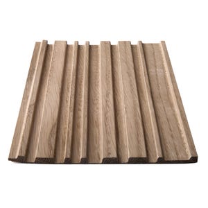 Op de afbeelding: Een rechthoekig houten wandpaneel met een reeks verticale, parallelle groeven en verhoogde latten. Het oppervlak vertoont een natuurlijk lichtbruin houtnerfpatroon met een gladde afwerking, wat zorgt voor een consistente lineaire textuur.