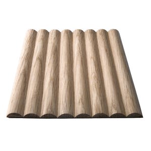 Op de afbeelding: Een rechthoekig houten paneel met een reeks parallelle, verticale, halfcilindrische groeven. Het lichtgekleurde hout vertoont een natuurlijk nerfpatroon over het gehele oppervlak, wat zorgt voor een gestructureerd, golvend uiterlijk.