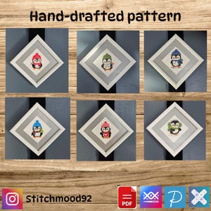 Pode incluir: Seis padrões de ponto cruz emoldurados de pinguins, cada um usando um chapéu e cachecol diferentes. As molduras são brancas com uma borda cinza, em um fundo azul-acinzentado. O texto "Hand-drafted pattern" está no topo e o identificador do Instagram "Stitchmood92" na parte inferior.