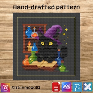 Puede incluir: Patrón de punto de cruz que presenta un gato negro con un sombrero de bruja morado, rodeado de botellas de pociones y velas. El texto "Hand-drafted pattern" está en la parte superior. El identificador de Instagram "Stitchmood92" está en la parte inferior.