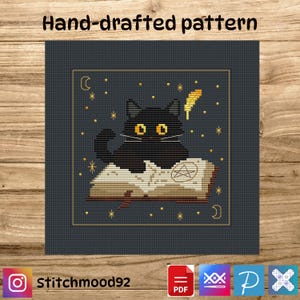 Puede incluir: Patrón de punto de cruz con un gato negro de ojos amarillos, sentado sobre un libro abierto con un pentagrama. El diseño incluye estrellas, lunas y una pluma, todo sobre un fondo azul oscuro. Texto: "Hand-drafted pattern".
