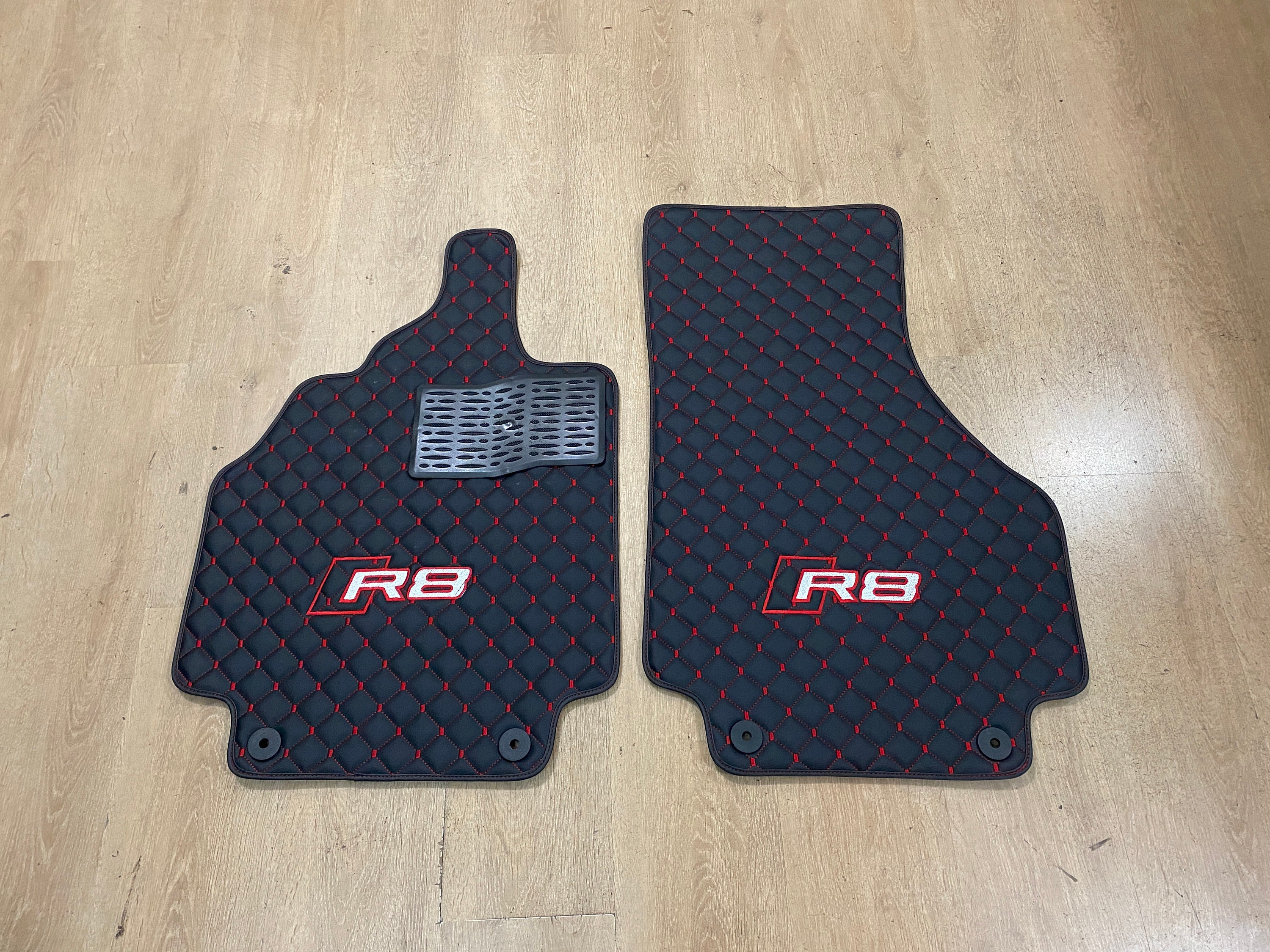 フロアマット フロアマットアウディR8 2014年から2021年ブラック限定版テーラードカーペットSET Floor Mats For