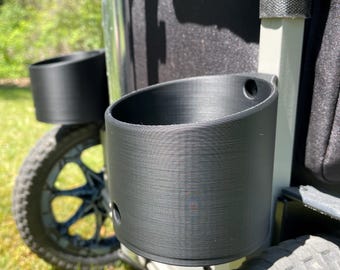 Soporte para botella de 4 pulgadas para carrito de disc golf Zuca (compatible con botellas Nalgene de 32 oz) - Impreso en 3D por Platinum Disc Golf