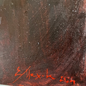 Peut inclure: Gros plan sur une signature rouge sur une toile brun fonc&eacute;. La signature est "E/lex-h 2014".