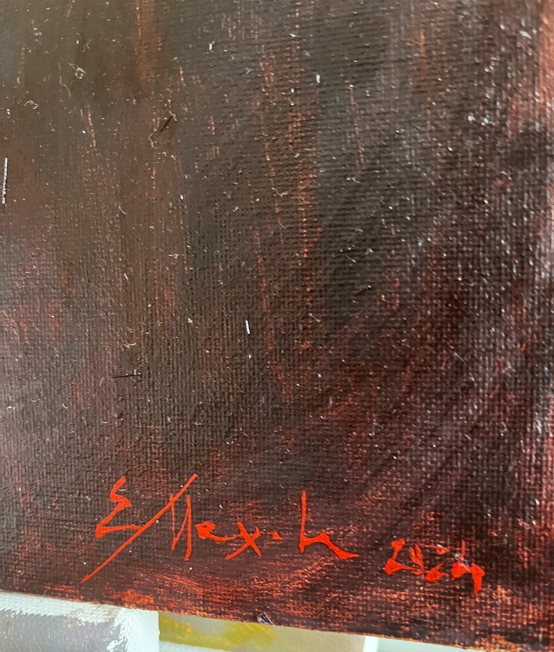 Peut inclure: Gros plan sur une signature rouge sur une toile brun fonc&eacute;. La signature est "E/lex-h 2014".