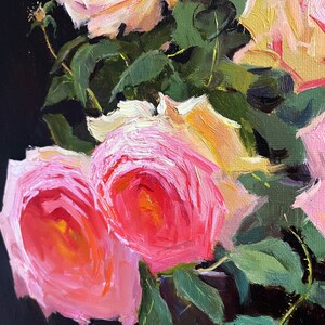 Peut inclure: Un gros plan d'un bouquet de roses roses et blanches dans un vase. Les roses sont dispos&eacute;es dans un style l&acirc;che et naturel, et le vase est un simple verre transparent.