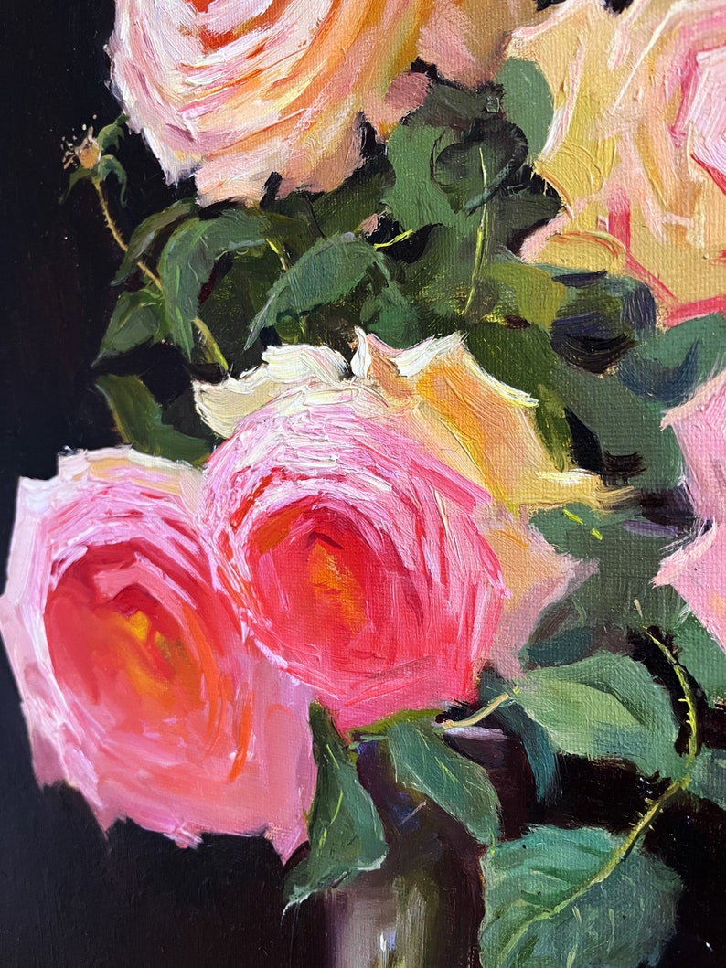 Peut inclure: Un gros plan d'un bouquet de roses roses et blanches dans un vase. Les roses sont dispos&eacute;es dans un style l&acirc;che et naturel, et le vase est un simple verre transparent.