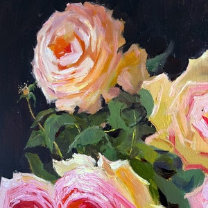 Peut inclure: Un gros plan d'une peinture de roses roses et blanches avec des feuilles vertes sur un fond noir.