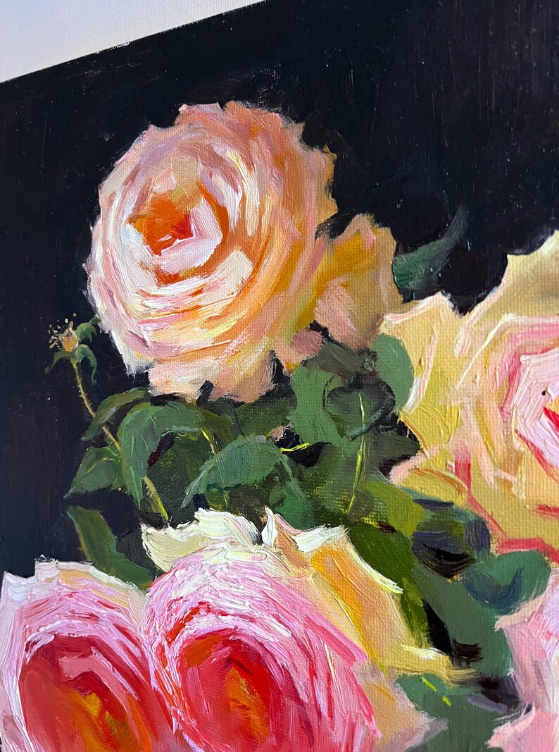 Peut inclure: Un gros plan d'une peinture de roses roses et blanches avec des feuilles vertes sur un fond noir.