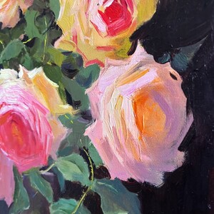 Peut inclure: Une peinture d'un bouquet de roses roses et jaunes avec des feuilles vertes sur un fond sombre.