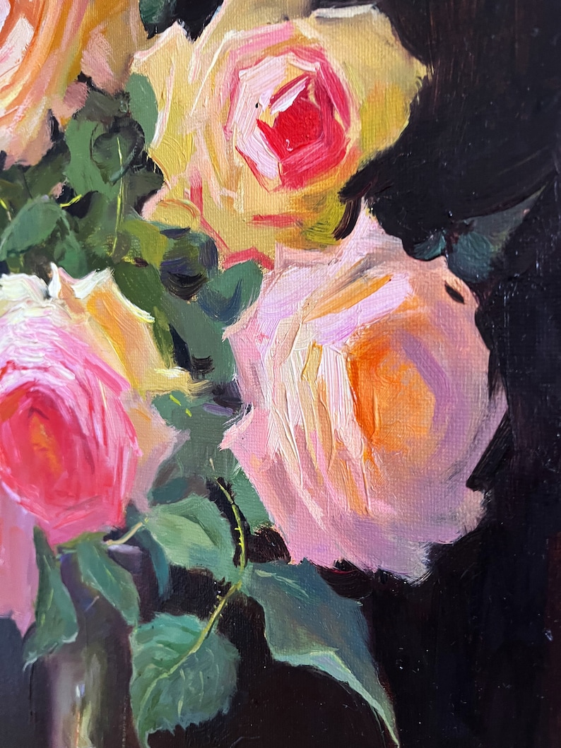 Peut inclure: Une peinture d'un bouquet de roses roses et jaunes avec des feuilles vertes sur un fond sombre.
