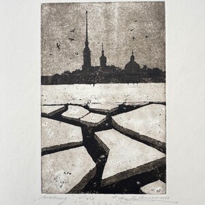 Peut inclure: Gravure monochrome représentant un paysage urbain avec une haute flèche et des structures en forme de dôme, sur fond de ciel nuageux avec des oiseaux en vol. Le premier plan montre un motif de glace fissurée. L'estampe est signée et datée.