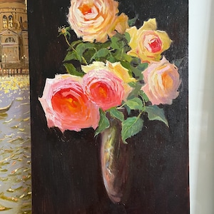 Peut inclure: Une peinture &agrave; l'huile repr&eacute;sentant une nature morte de roses roses et jaunes dans un vase en verre transparent sur un fond sombre.