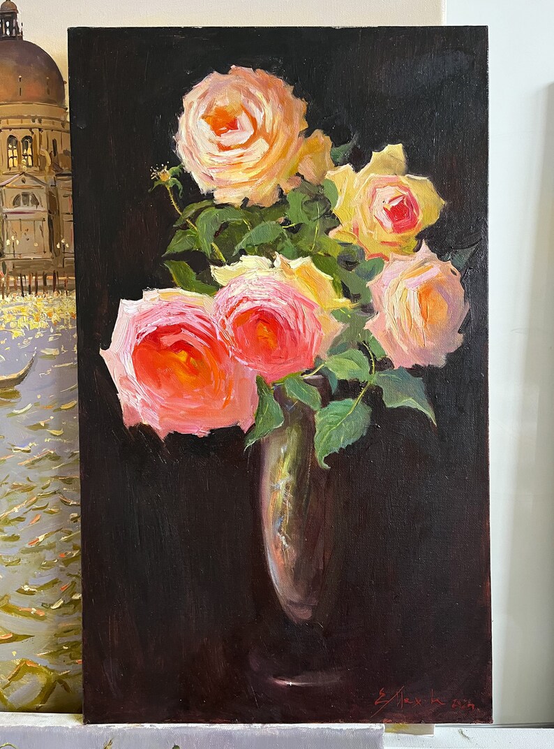 Peut inclure: Une peinture &agrave; l'huile repr&eacute;sentant une nature morte de roses roses et jaunes dans un vase en verre transparent sur un fond sombre.