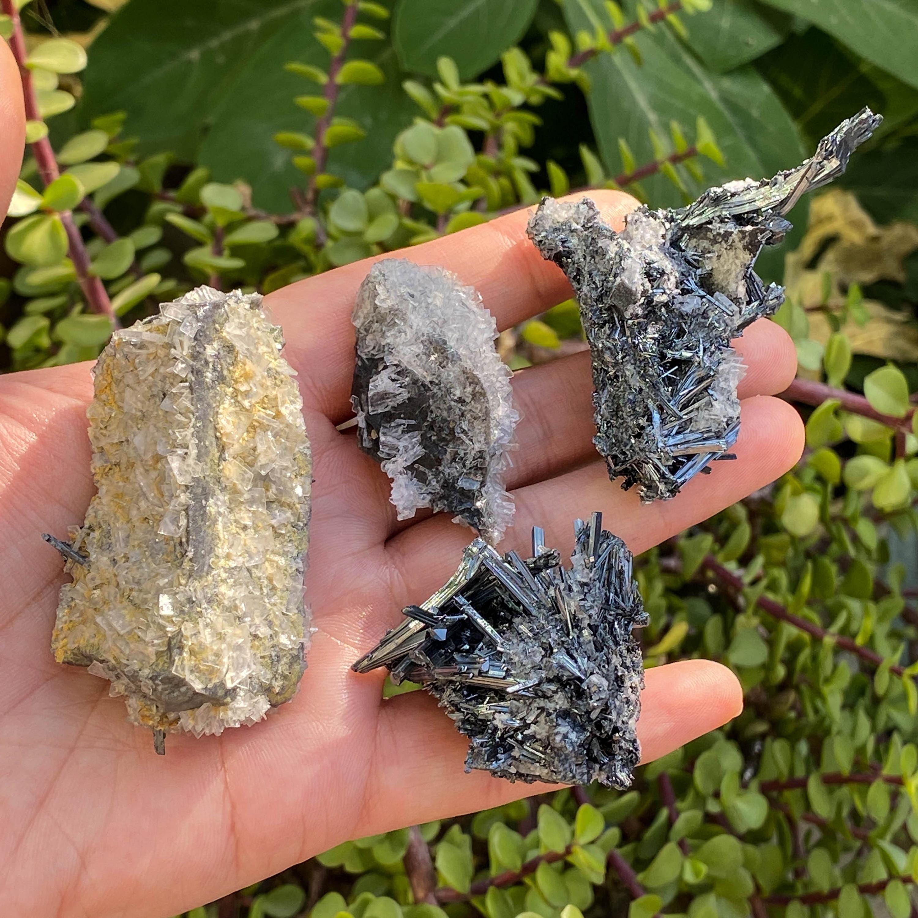 輝安鉱　黃安華　単結晶　鉱物標本 ゴージャスな銀色の輝安鉱アンチモン結晶標本、光沢のある輝安鉱標本