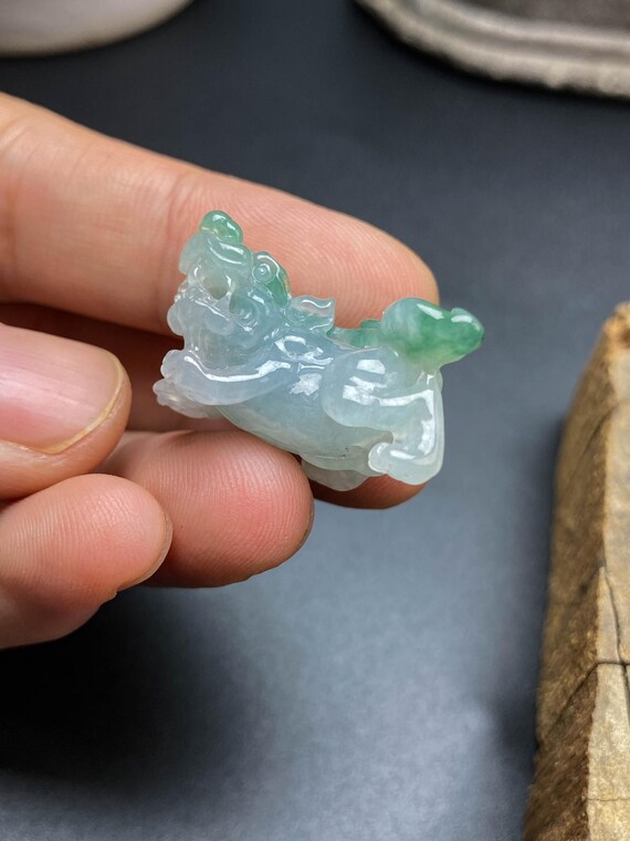 翡翠麒麟彫刻、中国の神話上の守護ペンダント、幸運の麒麟宝石