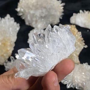 Roher klarer Quarz-Zauberstab-Punkt, Kristallprobe, schöner Quarz-Zauberstab, Wohnkultur, Kronen-Chakra-Kristalle, Kristallpunkt-Zauberstab, besonderes Geschenk