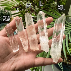 Roher klarer Quarz-Zauberstab-Punkt, Kristallprobe, schöner Quarz-Zauberstab, Wohnkultur, Kronen-Chakra-Kristalle, Kristallpunkt-Zauberstab, besonderes Geschenk