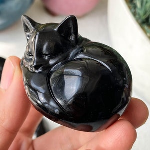 黒曜石の眠っている猫の置物 - クリスタル彫刻、室内装飾、クォーツ黒猫、猫好きの方へのユニークなギフト、動物コレクターに最適