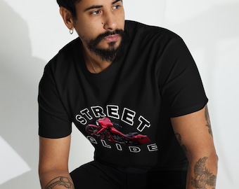 Könnte beinhalten: Schwarzes T-Shirt mit dem Schriftzug "STREET GLIDE" in weißer, bogenförmiger Schrift über einer roten Motorradgrafik. Das Shirt ist aus einem weichen Material gefertigt.