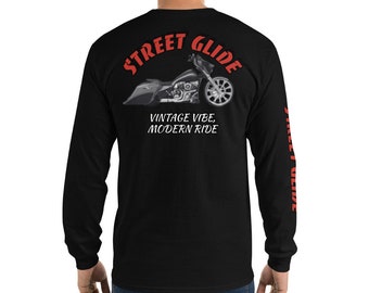 Könnte beinhalten: Schwarzes Langarm-T-Shirt mit einem roten "Street Glide"-Motiv auf der Rückseite. Das Motiv zeigt ein Motorrad mit dem Text "Vintage Vibe, Modern Ride".
