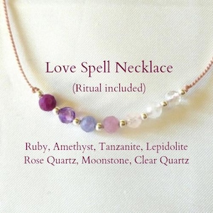 Peut inclure: Un collier délicat orné de pierres précieuses, dont le rubis, l'améthyste et le quartz rose. Le collier est monté sur un fin cordon marron clair. Le texte de l'image indique "Love Spell Necklace" et énumère les pierres.