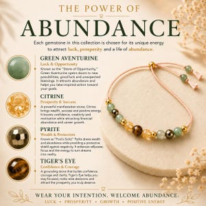 Puede incluir: Una pulsera de cuentas con un cord&oacute;n rosa claro, que presenta piedras preciosas de aventurina verde, citrino, pirita y ojo de tigre. La imagen incluye texto titulado THE POWER OF ABUNDANCE, que enumera las propiedades de cada piedra: Aventurina verde, Citrino, Pirita y Ojo de tigre. La pulsera tiene extremos de cord&oacute;n ajustables con peque&ntilde;as cuentas.