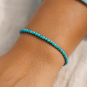 Pulseira elástica turquesa delicada para mulheres | Contas redondas lisas de 3 mm, empilháveis e à prova d'água | Presente de dezembro com pedra de nascimento de Sagitário e Capricórnio