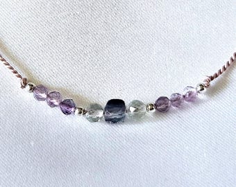 Elegant fluoritarmband, justerbart ädelstensarmband i sidensnöre, minimalistiska kristallsmycken, vänskapsgåva, boho chakraarmband för henne