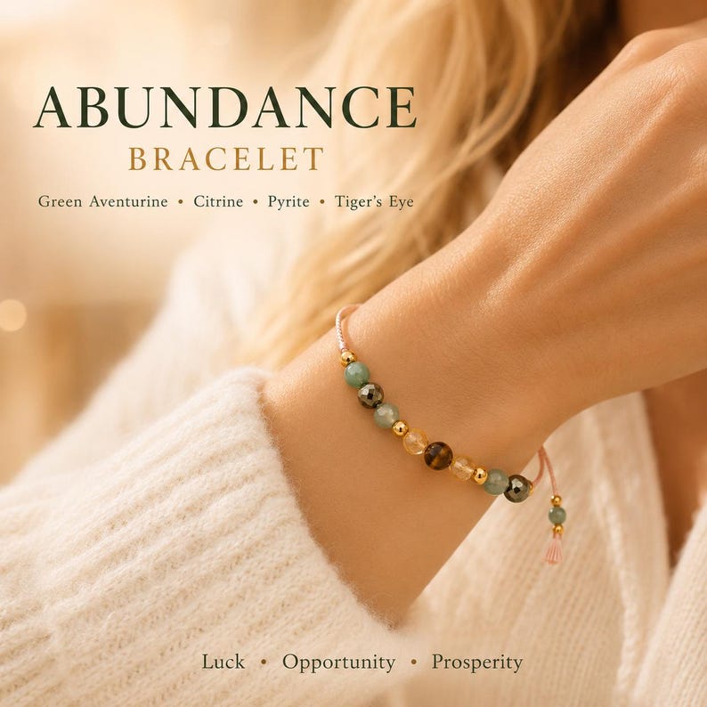 Puede incluir: Una pulsera de cuentas con piedras de aventurina verde, citrino, pirita y ojo de tigre con detalles en tono dorado sobre un cord&oacute;n rosa. El texto ABUNDANCE BRACELET, Green Aventurine, Citrine, Pyrite, Tiger's Eye, Luck, Opportunity, Prosperity es visible.