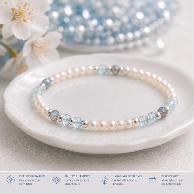 Pu&ograve; includere: Un delicato braccialetto di perline composto da piccole perle bianche alternate a perline di cristallo sfaccettato azzurro e distanziatori in argento metallizzato. Il braccialetto &egrave; disposto in forma circolare su un piattino bianco smerlato.