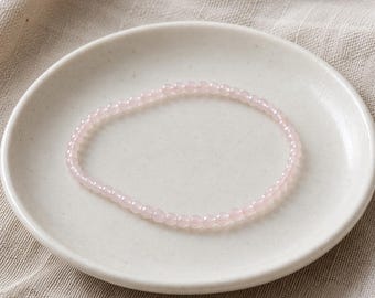 Pulsera de cuarzo rosa + ANILLO GRATIS / Piedras preciosas naturales auténticas de 4 mm de calidad A+ / Chapado en oro de 18 quilates - Plata de ley / Delicados cristales rosas facetados