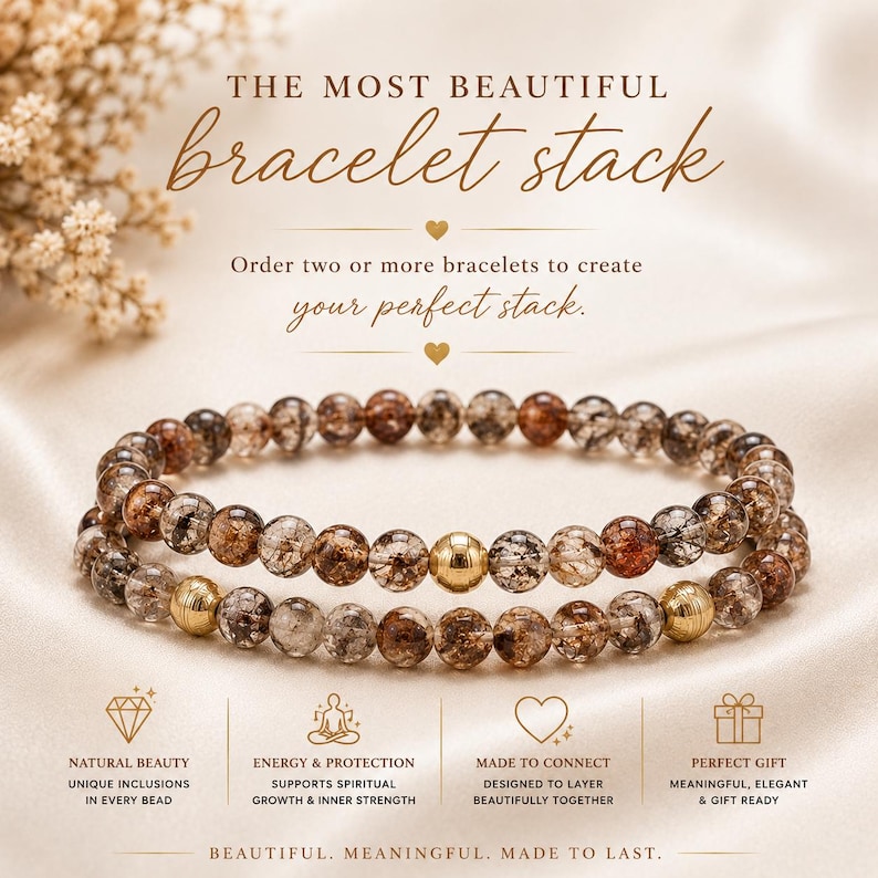 Puede incluir: Dos pulseras de cuentas apiladas. La pulsera superior presenta cuentas claras y marrones, mientras que la pulsera inferior tiene cuentas similares con detalles dorados. El texto dice "THE MOST BEAUTIFUL bracelet stack".