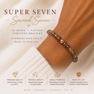 Puede incluir: Una pulsera de piedras preciosas Super Seven con cuentas marrones y doradas. La pulsera est&aacute; hecha a mano y presenta el texto "Super Seven" y "Sacred Seven". La imagen destaca la calidad superior, la belleza natural y las inclusiones &uacute;nicas de la pulsera.