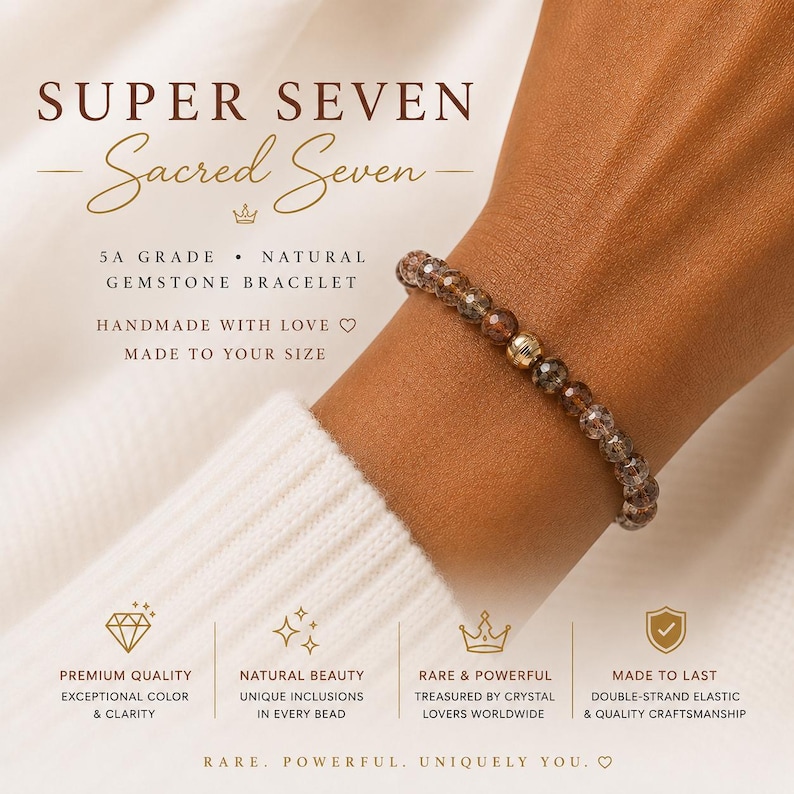 Puede incluir: Una pulsera de piedras preciosas Super Seven con cuentas marrones y doradas. La pulsera est&aacute; hecha a mano y presenta el texto "Super Seven" y "Sacred Seven". La imagen destaca la calidad superior, la belleza natural y las inclusiones &uacute;nicas de la pulsera.