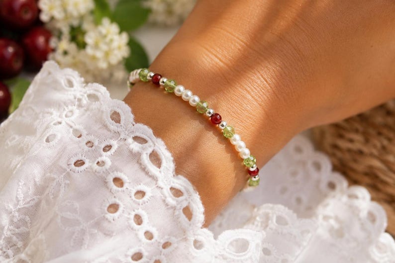 Sommarbär Vilda Körsbär Fint Pärlarmband Accentuerat med Granat och Peridot, Äkta Naturliga A+ Ädelstenar | Handgjort i Kanada bild 2