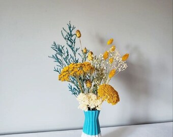 Dried and preserved flower arrangement