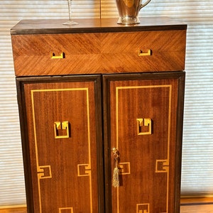 Mini Double Barn Door Wooden Bar Liquor Cabinet with Hasp Lock – Minutemen  Wood Design