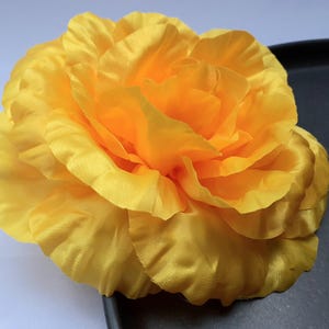 Broche de rosa amarilla de satén: ramillete de verano, accesorio para cinturón
