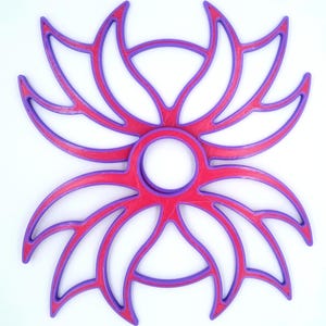 Könnte beinhalten: Ein 3D-gedrucktes Mandala in Lila und Rot mit einem kreisförmigen Design und acht Punkten. Das Mandala hat ein detailliertes, kompliziertes Design mit einem zentralen Loch.